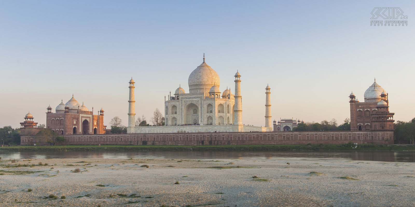 Agra - Taj Mahal Agra is wereldbekend om haar betoverende Taj Mahal. De Taj Mahal is het grafmonument dat de liefde tussen de beeldschone koningin Mumtaz en keizer Shah Jahan vereeuwigt. Het is een mausoleum dat tussen 1631 en 1648 tot stand kwam, als grafmonument voor zijn hoofdechtgenote Mumtaz Mahal, die in  het kraambed overleed.  Stefan Cruysberghs